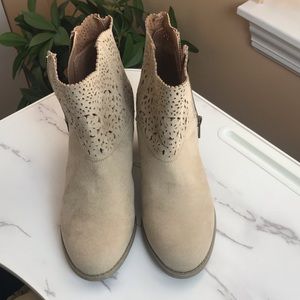 Report Laser Cut Faux Suede Booties Size 7 EUC